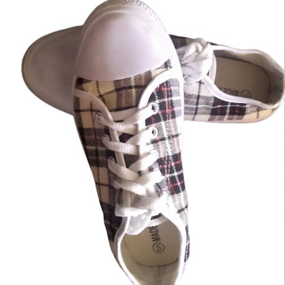 Converse Round Toe Low Top Lace Up Women Sneakers-White & Black W/Red Stripes - Picture 1 of 13